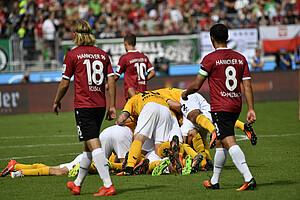 Die Jubeltraube nach dem 0:2 durch Ballas