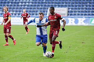 Im Zweikampf mit Granatowski treibt Kwadwo den Ball nach vorne. | Foto: Steffen Kuttner