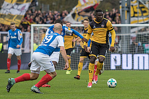 Peniel Mlapa gegen Patrick Herrmann. (Foto: Steffen Kuttner)