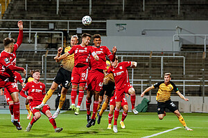 Sebastian Mai im Kopfballduell mit der FCB-Defensive. | Foto: Steffen Kuttner