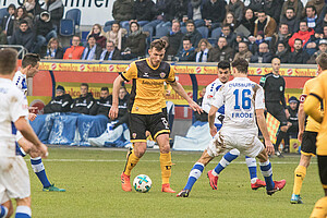 Florian Ballas im Duell gegen Duisburgs Lukas Fröde. (Foto: Steffen Kuttner)