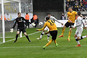 Philip Heise erzielt aus spitzem Winkel das 2:0.