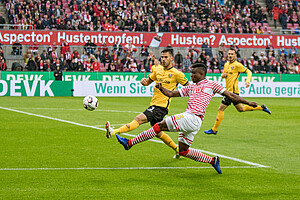 Jhon Cordoba zieht vor Dario Dumic ab