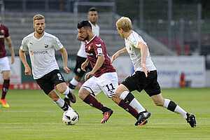 Dynamos Angriffsspiel nahm erst in der zweiten Halbzeit Konturen an - hier führt Aosman den Ball