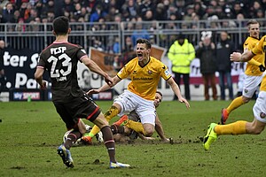 Stefan Kutschke wird von Bernd Nehrig gefoult