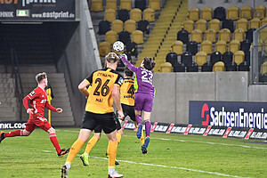 Gäste-Keeper Schneller ist vor Knipping am Ball. | Foto: Dennis Hetzschold