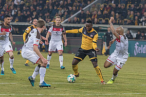 Erich Berko im Dull mit Christopher Avevor. (Foto: Steffen Kuttner)