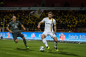 Ballas schirmt den Ball vor Frey ab.