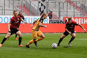 Marvin Stefaniak (mi.) stand beim Auswärtsspiel in Ingolstadt zum ersten Mal in der Startelf.