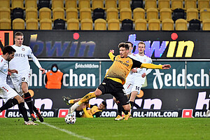 Heinz Mörschel kommt zwar an den Ball, erwischt seinen Gegenspieler Mockenhaupt aber anschließend mit offener Sohle und sieht die Gelbe Karte. | Foto: Dennis Hetzschold