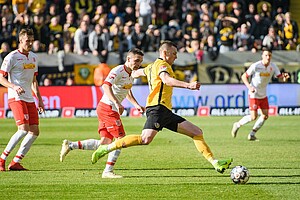 Haris Duljevic setzt sich gegen zwei Regensburger durch.
