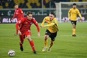 Baris Atik im Duell mit Bielefelds Brunner