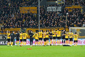 Dynamo-Fans feiern ihre Mannschaft nach dem Heimsieg