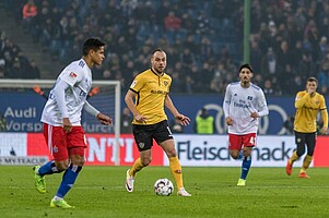 Rico Benatelli treibt den Ball voran