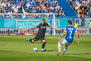 Sollbauer bringt seine Vorderleute mit einem langen Ball ins Spiel. | Foto: Dennis Hetzschold