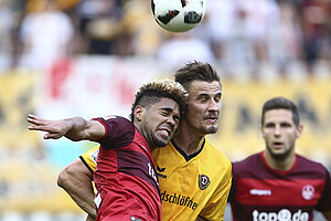 Kutschke im Kopfballduell - er hatte die größte Dynamo-Chance in der zweiten Halbzeit.
