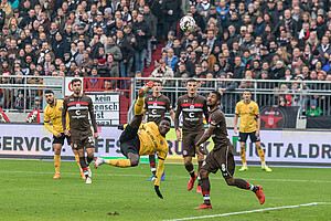Moussa Koné akrobatisch vor Jeremy Dudziak