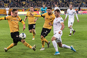 Mit vereinten Kräften erkämpfen Müller und Kreuzer den Ball. 