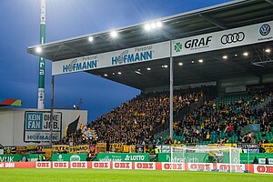 Der Gästeblock ist in Fürth gut gefüllt.
