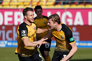 Dynamos Torschützen Pascal Sohm (li.) und Christoph Daferner beim gemeinsamen Jubel. Im Hintergrund freut sich Jonathan Meier mit. | Foto: Steffen Kuttner