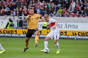 Ballas versucht Ascacibar den Ball abzuluchsen.