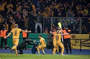 Riesengroße Freude bei Mannschaft und Fans über Luka Stors Tor.