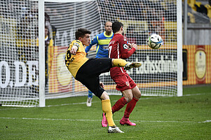 Jimi Müller bringt den Ball vors Tor.