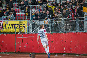 Christoph Daferner feiert den Ausgleichstreffer kurz vor der Pause mit den mitgereisten Dynamo-Fans. | Foto: Dennis Hetzschold