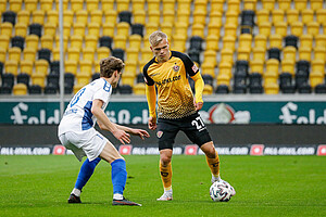 Jonas Kühn behauptet gegen BFV-Spieler Stradins den Ball. | Foto: Steffen Kuttner