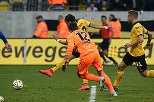 "Paco" Testroet umkurvt Blinker und erzielt das 2:1.