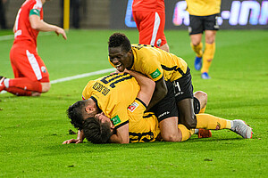 Baris Atik, Aias Aosman und Moussa Koné jubeln nach dem Tor zum 2:1