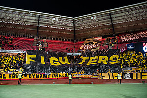Vor der Partie präsentieren die rund 3.000 Dynamo-Fans im Nürnberger Max-Morlock-Stadion eine Choreo mit der Botschaft "FIGHTERS".