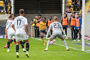 Diawusie bringt den Ball von der Grundlinie rein. | Foto: Dennis Hetzschold