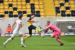 Hosiner scheitert am herauseilenden HFC-Keeper Müller. | Foto: Dennis Hetzschold