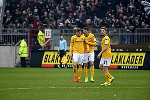 Philip Heise tröstet Niklas Hauptmann nach dem Gegentor