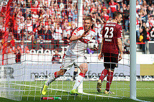 Stuttgarts Simon Terodde holt nach seinem Tor zum 2:3 den Ball aus dem Netz