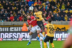 Koné gewinnt das Kopfballduell gegen Stendera
