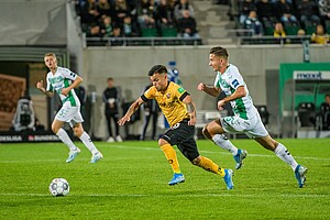 Horvath treibt den Ball nach vorne. 