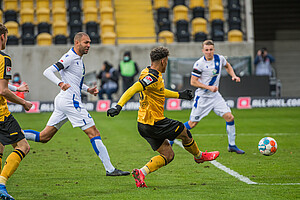 Ransford-Yeboah Königsdörffer schiebt zum 1:0 ein. | Foto: Dennis Hetzschold