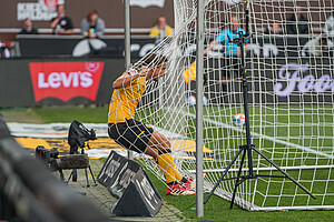 Chris Löwe im Tornetz nach einer Rettungstat. | Foto: Dennis Hetzschold