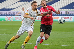 Jannik Müller (li.) duelliert sich mit Hannover-Angreifer John Guidetti.