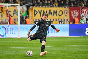 Markus Schubert spielt den Ball