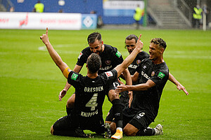 Die Teamkollegen feiern Knipping für seinen Treffer. | Foto: Steffen Kuttner