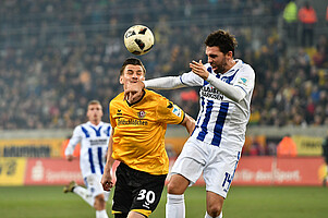 Kutschke im Duell mit seinem Karlsruher Gegenspieler. Teilweise ging es ruppig zur Sache.