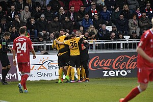 Niklas Kreuzer und Patrick Wiegers in der Jubeltraube nach dem Tor zum 0:2