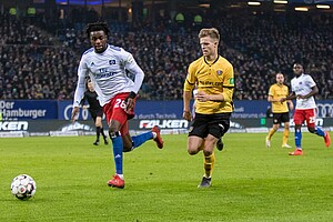 Dženis Burnić wird von Hamburgs Gideon Jung verfolgt