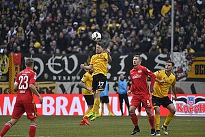 Lumpi gewinnt das Kopfballduell.