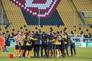 Große Freude nach Schlusspfiff bei der Sportgemeinschaft über den hart erkämpften, verdienten Heimdreier gegen die Münchner Löwen. | Foto: Dennis Hetzschold 