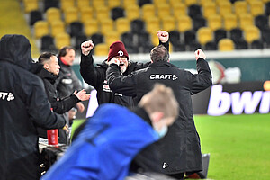 Nach dem Schlusspfiff ist die Freude auch bei Dynamos Cheftrainer Markus Kauczinski und seinem Co. Heiko Scholz groß. | Foto: Dennis Hetzschold