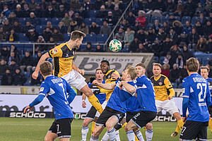 Ballas mit druckvollem Kopfball